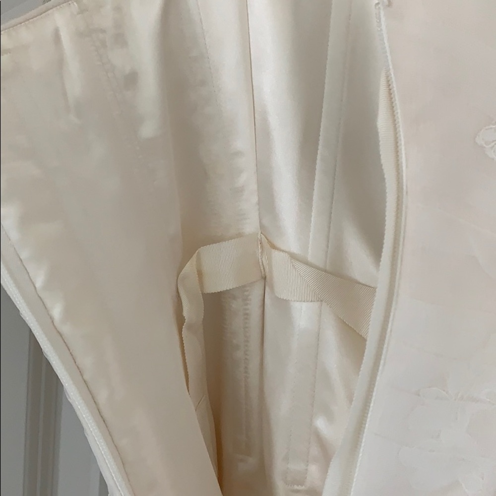 VERA WANG WEDDING DRESS -ADDITIONAL PHOTOS - Picture 4 of 7